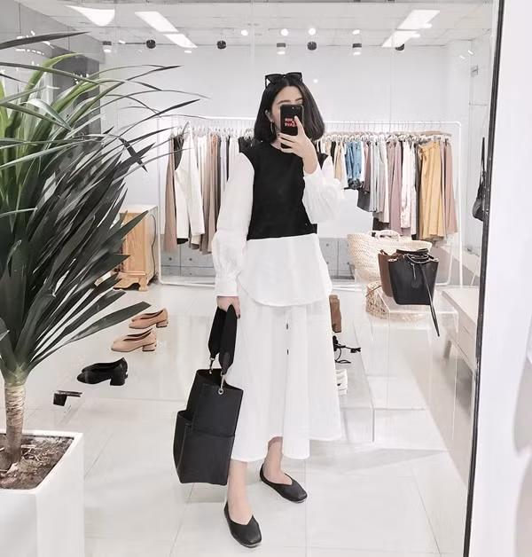 Chân váy midi phối cùng sơ mi pha và giày bệt, tạo thêm điểm nhấn với các phụ kiện ton-sur-ton như kính mắt, túi xách là phái đẹp có thể tự tin ra đường. 