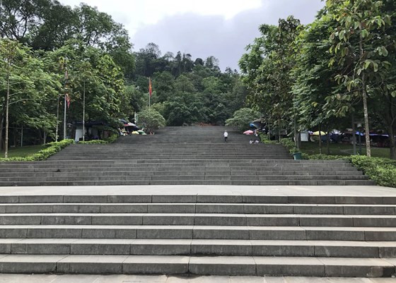 Đường lên núi Nghĩa Lĩnh – nơi thờ 18 vị Vua Hùng.