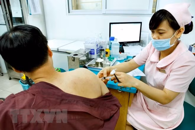 Tiêm phòng cho người dân tại Trung tâm tư vấn dịch vụ vắcxin tiêm chủng.