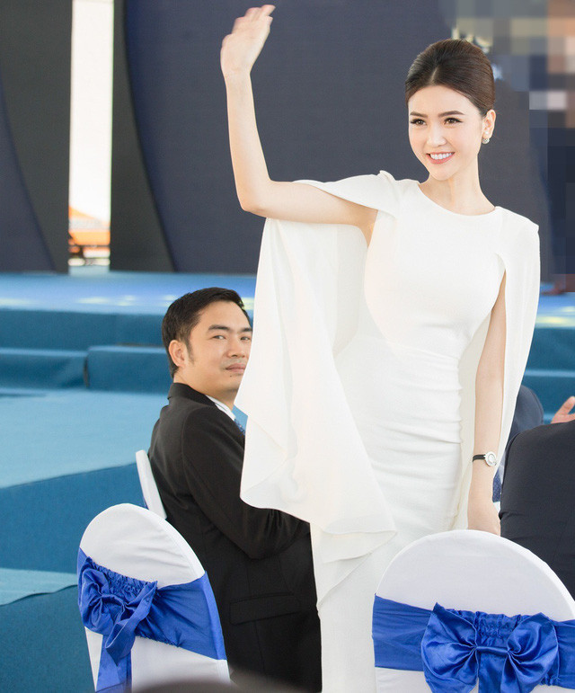 Chồng đại gia của Nữ hoàng sắc đẹp toàn cầu 2016 dù hơn cô 18 tuổi nhưng vẫn rất phong độ. Sau đám cưới, cô chính thức chuyển ra Hà Nội sống cùng chồng tại một căn biệt thự hoành tráng và hỗ trợ chồng quản lý công việc kinh doanh của gia đình. Chồng đại gia của Nữ hoàng sắc đẹp toàn cầu 2016 dù hơn cô 18 tuổi nhưng vẫn rất phong độ. Sau đám cưới, cô chính thức chuyển ra Hà Nội sống cùng chồng tại một căn biệt thự hoành tráng và hỗ trợ chồng quản lý công việc kinh doanh của gia đình.