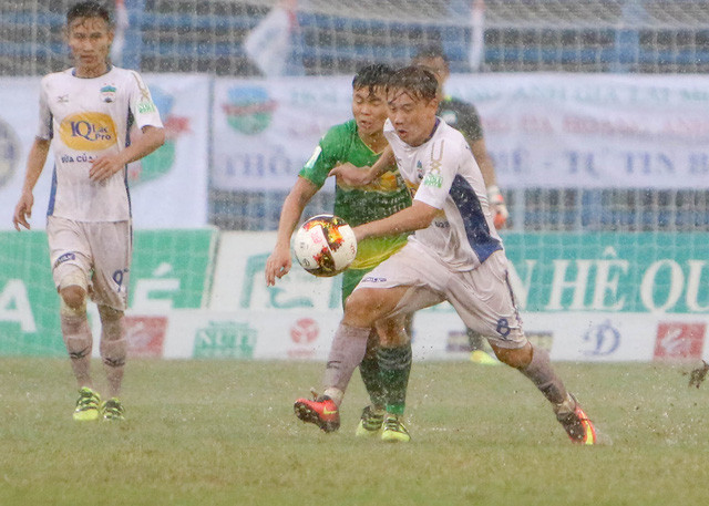 Trận đấu giữa XSKT Cần Thơ (xanh) và Hoàng Anh Gia Lai (trắng) diễn ra dưới trời mưa tầm tả và mặt sân lầy lội