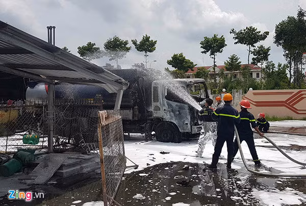 Cảnh sát chữa cháy tại hiện trường, phía sau cây xăng.