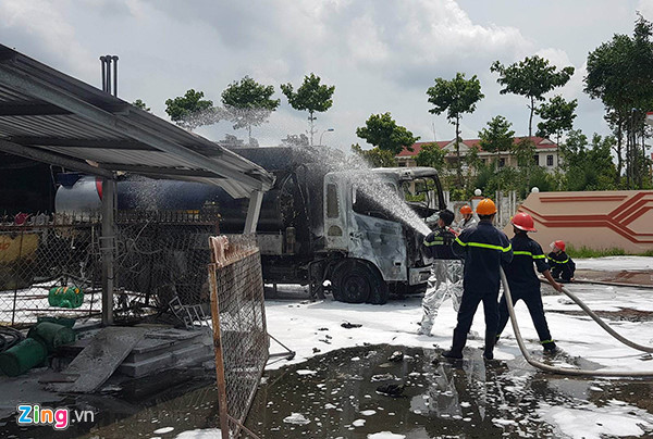 Cảnh sát chữa cháy tại hiện trường, phía sau cây xăng.