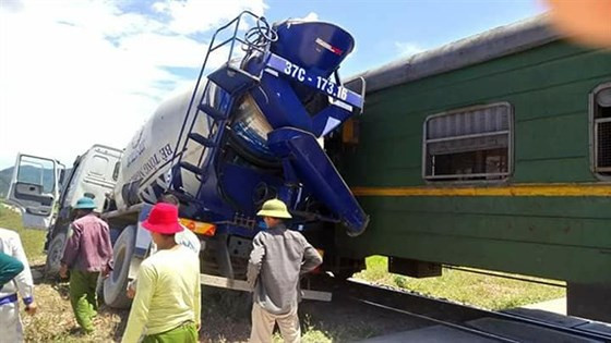 Hiện trường vụ tàu hỏa tông xe bồn tại Diễn Châu (Nghệ An). Hiện trường vụ tàu hỏa tông xe bồn tại Diễn Châu (Nghệ An). Ảnh: M.H