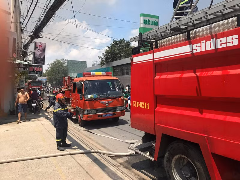 Cảnh sát PCCC TP.HCM sau đó có mặt khống chế hảo hoạn trong ít phút.