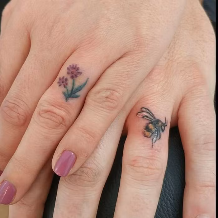  Hình xăm hoa và ong - Ảnh: Instagram