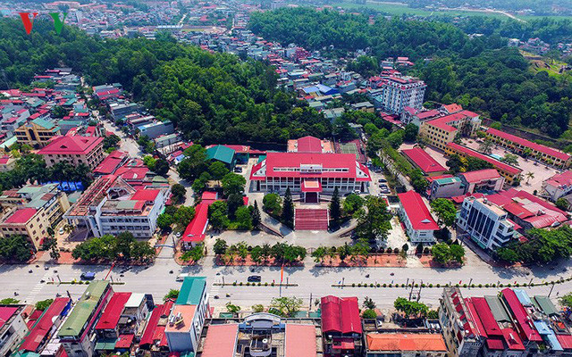 Xung quanh cứ điểm A1 hoang tàn trong lửa đạn ngày nào, giờ là phố thị đông đúc với những nhà cửa san sát mọc lên.