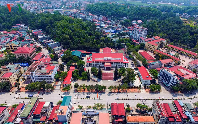 Xung quanh cứ điểm A1 hoang tàn trong lửa đạn ngày nào, giờ là phố thị đông đúc với những nhà cửa san sát mọc lên.