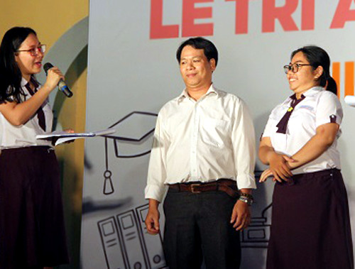 Ông Lê Thanh Bình (giữa) và con gái trên sâu khấu lễ trưởng thành. Ông Lê Thanh Bình (giữa) và con gái trên sâu khấu lễ trưởng thành.
