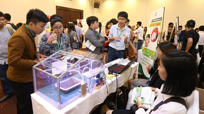  Bạn trẻ thuyết trình về dự án công nghệ ứng dụng trong nông nghiệp tại cuộc thi Startup Wheel 2017