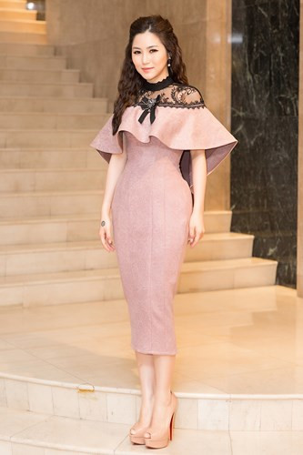 Hương Tràm vừa nhận lời làm giám khảo chính chương trình truyền hình thực tế The Debut – dự án số 1 cùng với Hoàng Thùy Linh và Đức Phúc. 