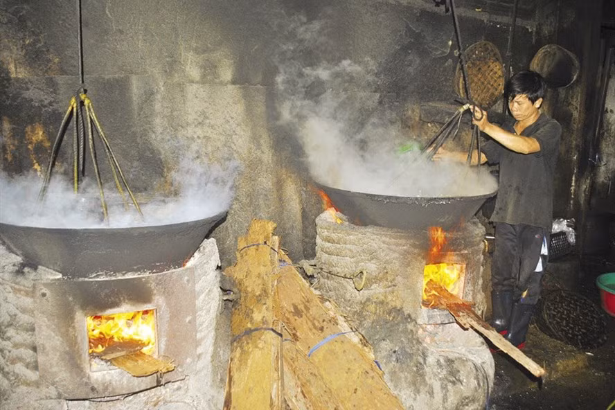 Từ 1 giờ sáng, những lò hấp cá đã bắt đầu đỏ lửa.