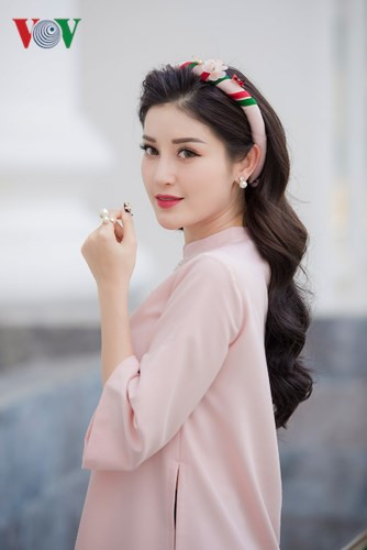 Chiếc mấn hoa dường như làm cho Huyền My trở nên duyên dáng hơn. Chiếc mấn hoa dường như làm cho Huyền My trở nên duyên dáng hơn.