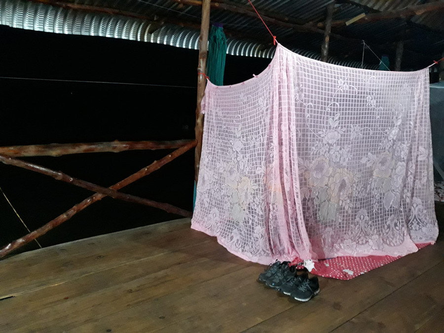 Nằm ở giữa rừng đước nên có nhiều muỗi, buộc phải mắc mùng để ngủ nếu không muốn bị muỗi chích.