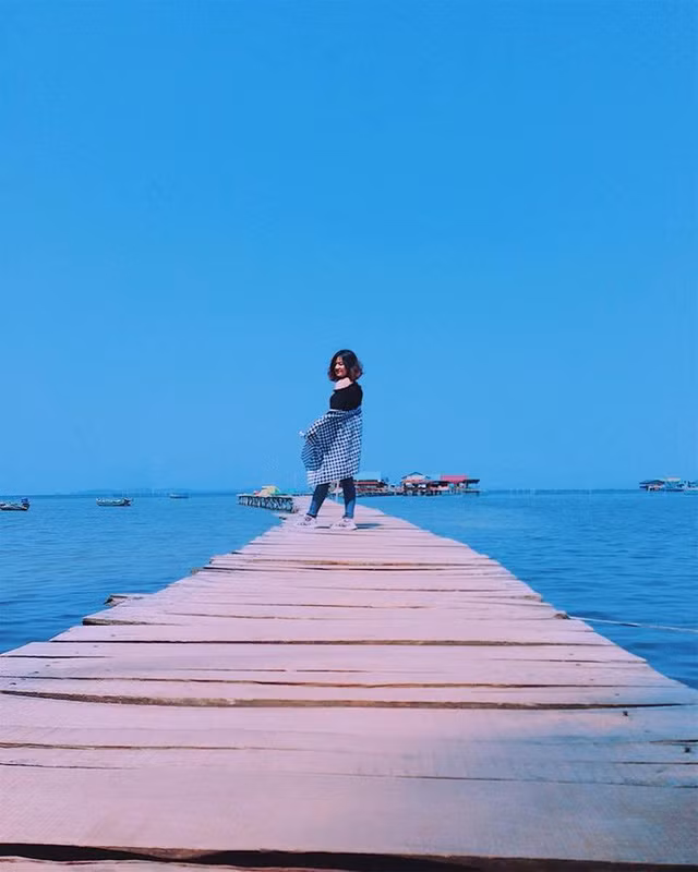 Những cây cầu gỗ dẫn ra nhà bè là địa điểm được chọn để check in nhiều nhất. Ảnh: @le_diem97