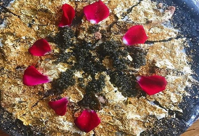 Chiếc bánh pizza trị giá 2.700 USD được làm từ những nguyên liệu cao cấp nhất như gan ngỗng, hai loại trứng cá muối, nấm cục và lá vàng 24k.