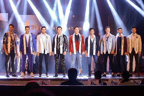 Siêu mẫu Trần Minh Trung đã liên tục tỏa sáng không kém cạnh các đối thủ.