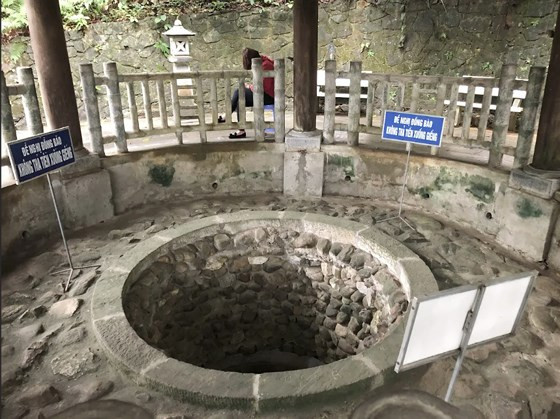 Giếng cổ ở đền thờ Giếng. Tương truyền là nơi công chúa Tiên Dung và công chúa Ngọc Hoa (con gái của Vua Hùng thứ 18) thường soi gương, vấn tóc khi theo cha đi kinh lý qua vùng này.