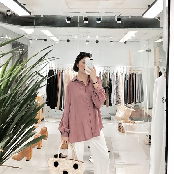 Cô thường mix áo với quần ống rộng, không quên tạo điểm nhấn với các phụ kiện như khuyên tai, kính râm tạo nên vẻ phóng khoáng, thời trang mà không kém phần tinh tế.  Cô thường mix áo với quần ống rộng, không quên tạo điểm nhấn với các phụ kiện như khuyên tai, kính râm tạo nên vẻ phóng khoáng, thời trang mà không kém phần tinh tế.
