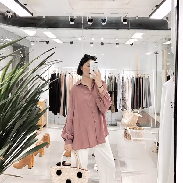  Cô thường mix áo với quần ống rộng, không quên tạo điểm nhấn với các phụ kiện như khuyên tai, kính râm tạo nên vẻ phóng khoáng, thời trang mà không kém phần tinh tế. 