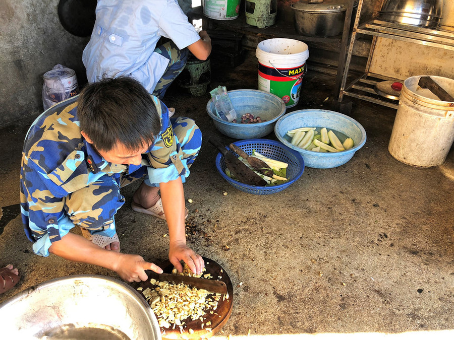 Bữa ăn hôm nay có nhiều rau xanh, vì tàu hậu cần mới ra tiếp tế