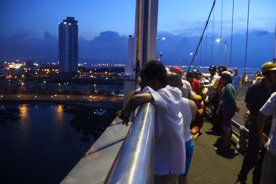 Người dân tụ tập trên cầu để theo dõi vụ việc