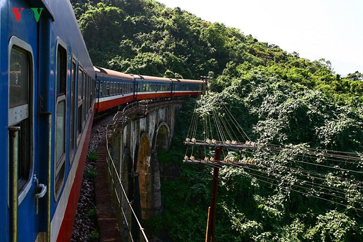 Có những đoạn tàu đi sát ra biển, ở trên tàu có thể nhìn thấy biển ngay phía dưới