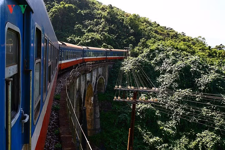 Có những đoạn tàu đi sát ra biển, ở trên tàu có thể nhìn thấy biển ngay phía dưới