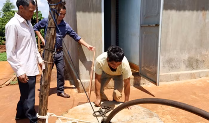  Chiếc giếng sâu 30m Gix tự đào một mình để phục vụ sinh hoạt và tưới vườn cà-phê.