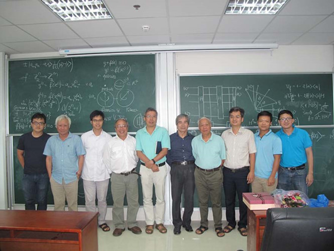 GS Phạm Hoàng Hiệp (thứ 3 từ phải sang) cùng các nhà khoa học ở Viện Toán