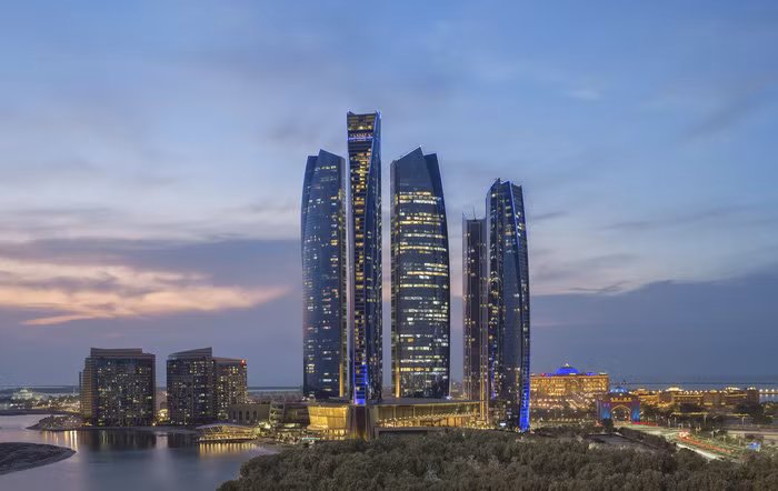 Màn đêm buông xuống làm nền cho khách sạn Jumeirah ở Etihad Towers tỏa sáng