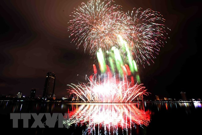  Màn trình diễn bắn pháo hoa của đội Đà Nẵng của Việt Nam. (Ảnh: Trần Lê Lâm/TTXVN)