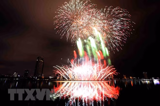  Màn trình diễn bắn pháo hoa của đội Đà Nẵng của Việt Nam. (Ảnh: Trần Lê Lâm/TTXVN)