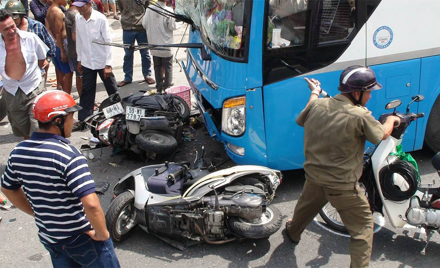  Nhiều xe máy bị cán hư hỏng nặng