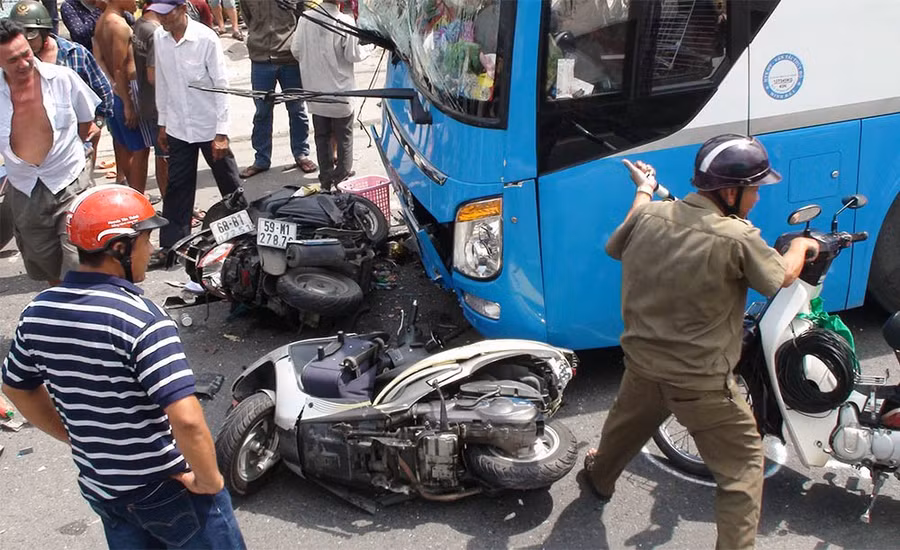  Nhiều xe máy bị cán hư hỏng nặng
