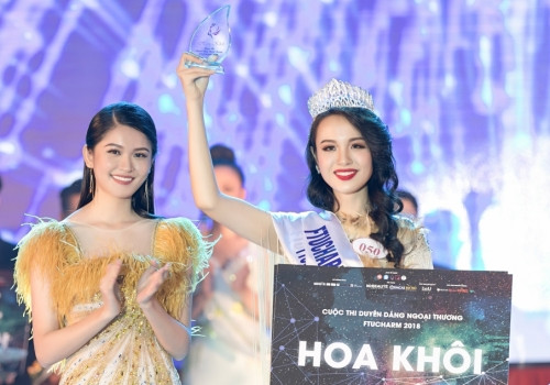 Tân Hoa khôi thuộc chuyên ngành Kinh tế đối ngoại. Cô cao 1,74 m, số đo ba vòng 92-63-95 cm, nặng 58 kg. Trước đó, Thủy Tiên nặng 90 kg. Cô đã ăn kiêng, luyện tập thể thao để giảm 32 kg trước khi đăng ký dự thi. Ngoài giải hoa khôi, cô cũng đoạt giải phụ 