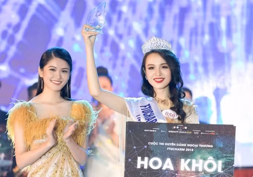 Tân Hoa khôi thuộc chuyên ngành Kinh tế đối ngoại. Cô cao 1,74 m, số đo ba vòng 92-63-95 cm, nặng 58 kg. Trước đó, Thủy Tiên nặng 90 kg. Cô đã ăn kiêng, luyện tập thể thao để giảm 32 kg trước khi đăng ký dự thi. Ngoài giải hoa khôi, cô cũng đoạt giải phụ 