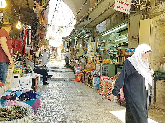 Khu chợ phố cổ Jerusalem bán các mặt hàng truyền thống và đồ lưu niệm của Israel. Du khách mua hàng cần phải trả giá xuống dưới 50%