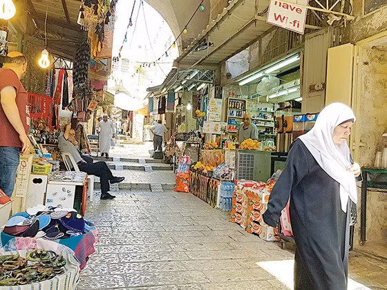Khu chợ phố cổ Jerusalem bán các mặt hàng truyền thống và đồ lưu niệm của Israel. Du khách mua hàng cần phải trả giá xuống dưới 50%