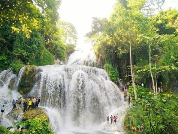 Dòng thác trắng xóa đổ ập xuống các mỏm đá tạo thành từng tầng trông rất hùng vĩ, đẹp mắt. Bên dưới dòng thác, mặt nước trong xanh, xung quanh là rừng cây mát mẻ, khung cảnh đẹp nên thơ.