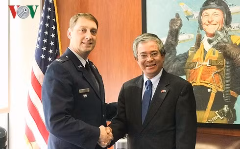Đại sứ Việt Nam tại Hoa Kỳ Phạm Quang Vinh bắt tay lãnh đạo Học viện Không quân Hoa Kỳ.