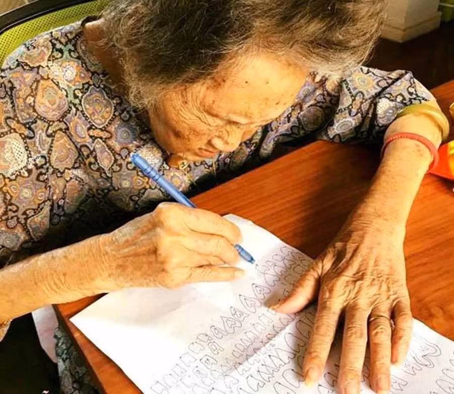 Cụ bà vẽ trái tim để đốt tặng sinh nhật chồng đã mất 8 năm. Ảnh: KSC.