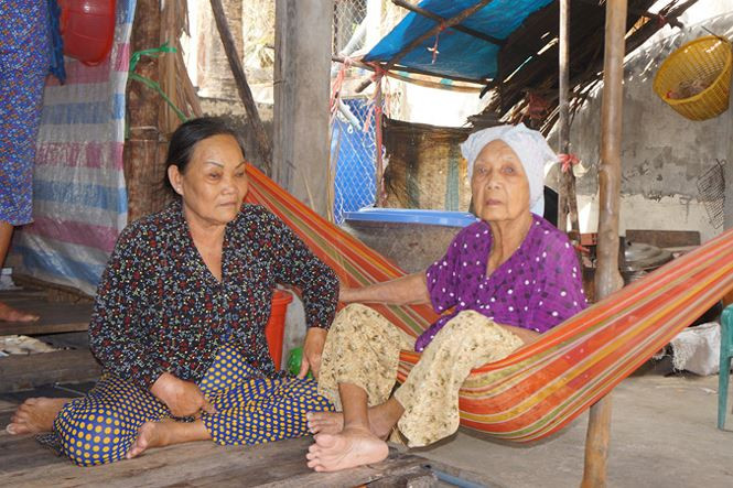 Mẹ con bà Phù Thị Anh trong túp lều ven sông Bảy Háp trên phần đất người khác cho ở đậu.