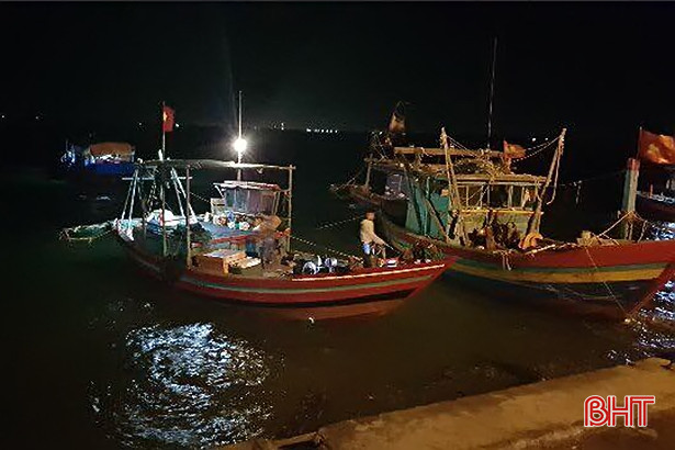 Chiếc tàu đánh cá phát hiện thi thể người đàn ông trôi dạt trên biển. Chiếc tàu đánh cá phát hiện thi thể người đàn ông trôi dạt trên biển.