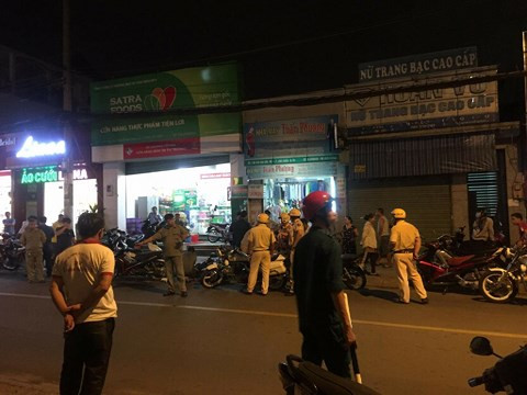  Hiện trường xảy ra vụ cướp và khiến 2 người dân bị đâm, 1 người bị thương nặng phải nhập viện cấp cứu.