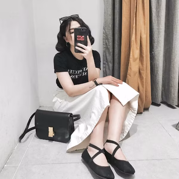 Đen- trắng là hai gam màu chủ đạo được Loan Hoàng thường xuyên trưng dụng và tuân thủ theo nguyên tắc: phụ kiện phải cùng hoặc khác 2-3 tông so với quần áo.