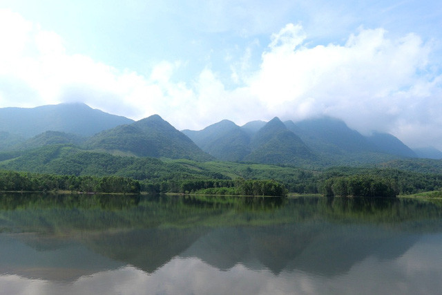 Xa xa là những dãy núi hùng vỹ kéo dài, những ngôi nhà nhỏ lấp ló sau rặng cây… tạo nên bức tranh thủy mặc tuyệt đẹp Xa xa là những dãy núi hùng vỹ kéo dài, những ngôi nhà nhỏ lấp ló sau rặng cây… tạo nên bức tranh thủy mặc tuyệt đẹp