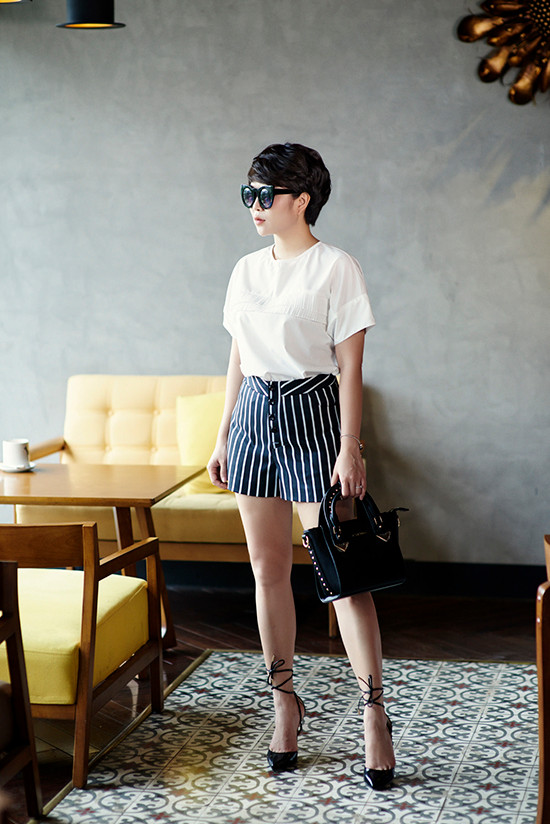 Mỗi item đều toát lên sự trẻ trung qua cả kiểu dáng, màu sắc lẫn chất liệu. Không chỉ vậy, NTK còn gợi ý kết hợp các phụ kiện thời thượng, hoàn thiện tổng thể sành điệu.