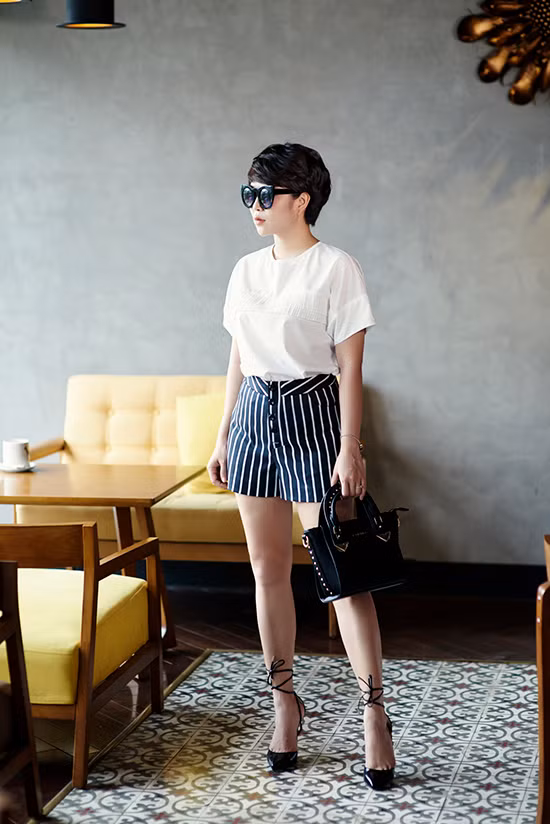 Mỗi item đều toát lên sự trẻ trung qua cả kiểu dáng, màu sắc lẫn chất liệu. Không chỉ vậy, NTK còn gợi ý kết hợp các phụ kiện thời thượng, hoàn thiện tổng thể sành điệu.