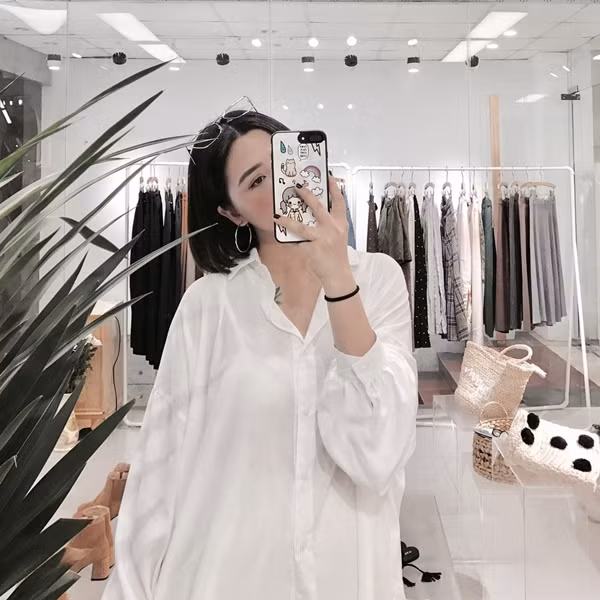 Áo sơ mi oversize cũng giúp nữ fashionista tự tin lên đồ, giấu được vòng hai kém săn chắc cũng như tạo nên phong cách cá tính, thanh lịch. 